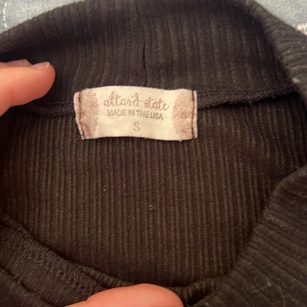 Basic Ribbed Black Crop Top - Picture 3 of 3